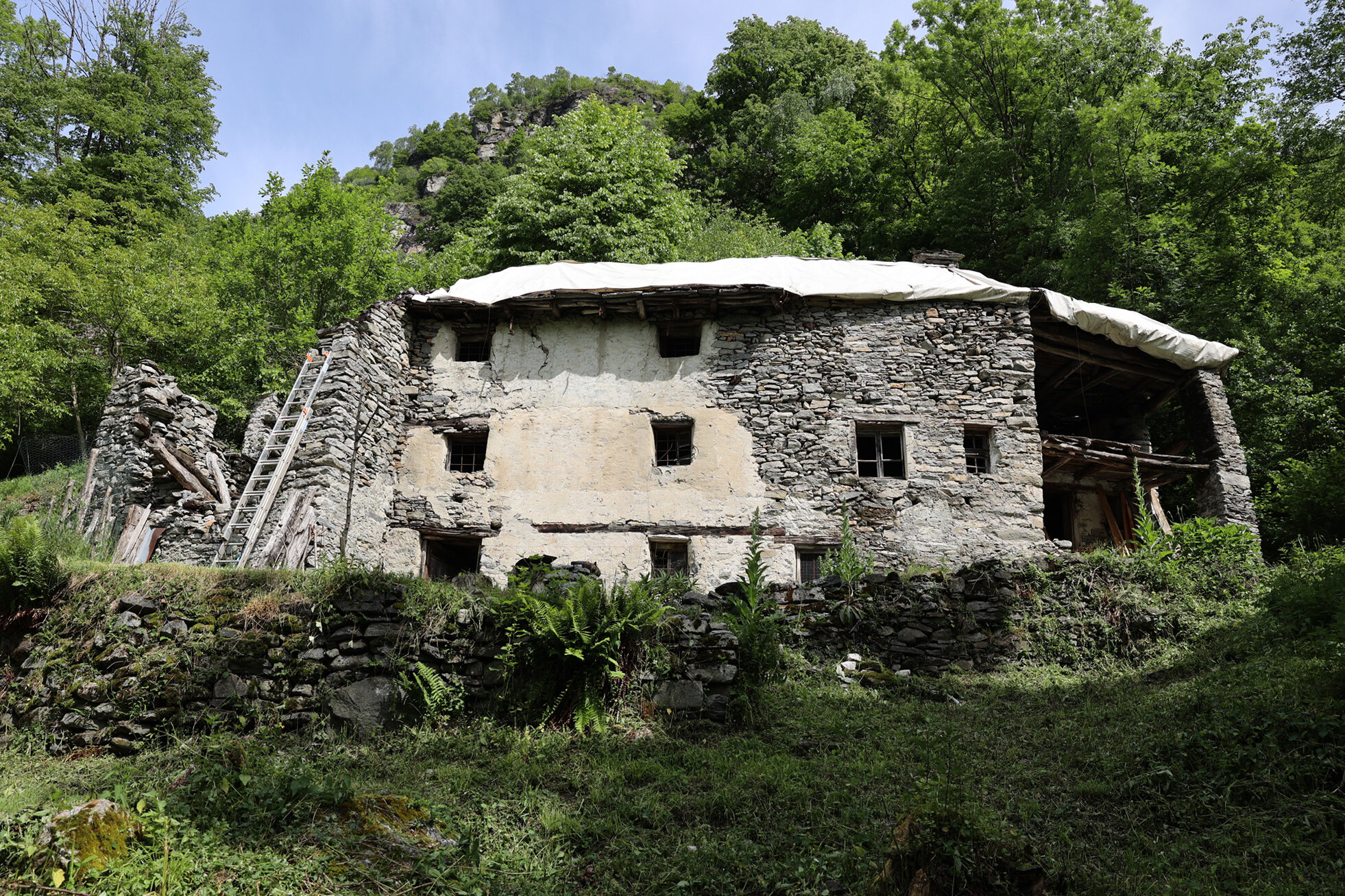 Das Steinhaus von Studio LaBola in Russo, Valle Onsernone